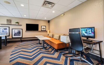Business center featuring computer workstation, printing services, comfortable seating, and a relaxing space for work or casual meetings at Hampton Inn Ridgefield Park.