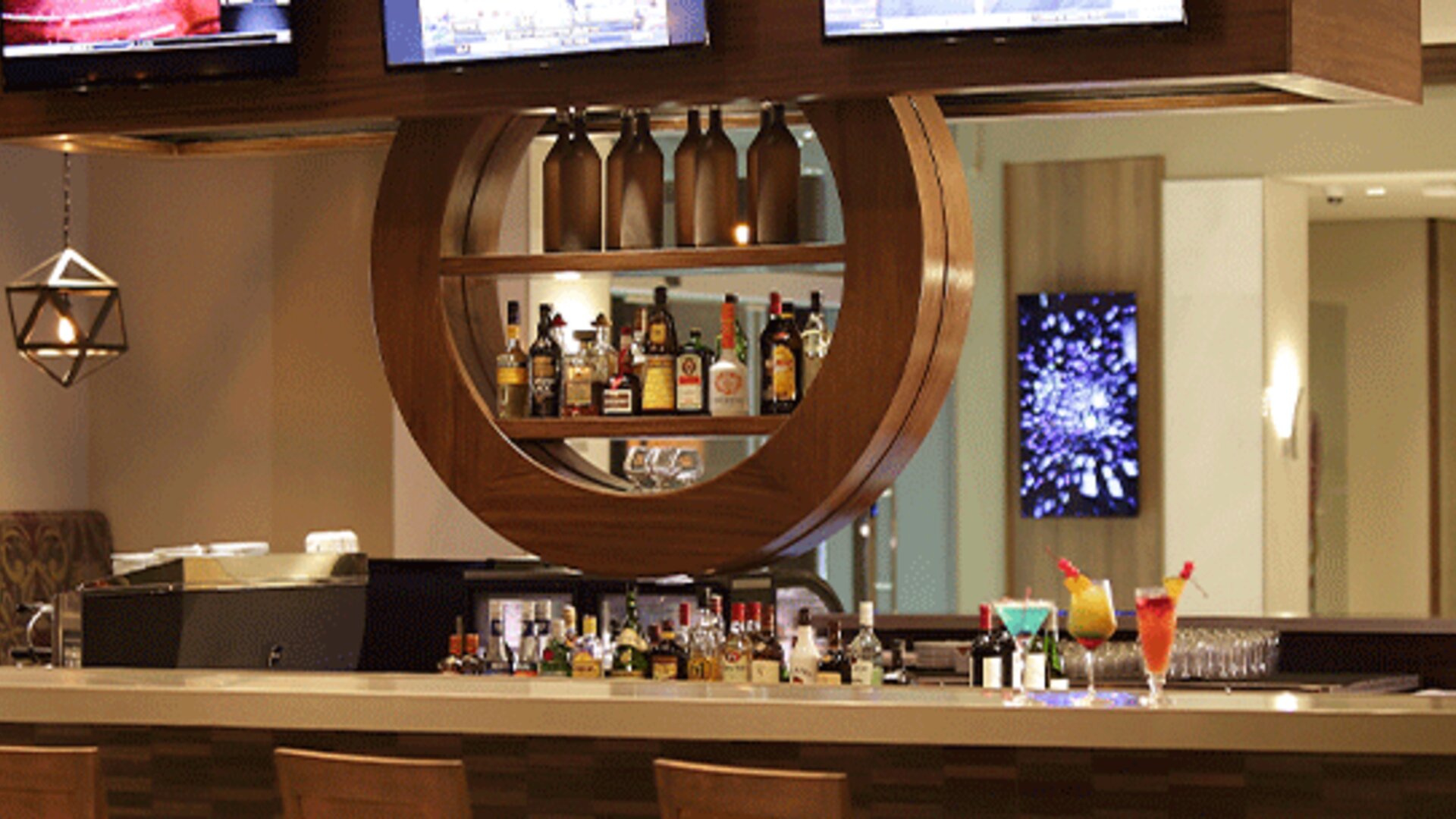 Stylish hotel bar offering a full beverage selection, comfortable seating, and a modern social atmosphere at Crowne Plaza Panama Airport.