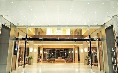 Elegant hotel lobby entrance with high ceilings, polished finishes, and a welcoming reception area at Crowne Plaza Panama Airport.