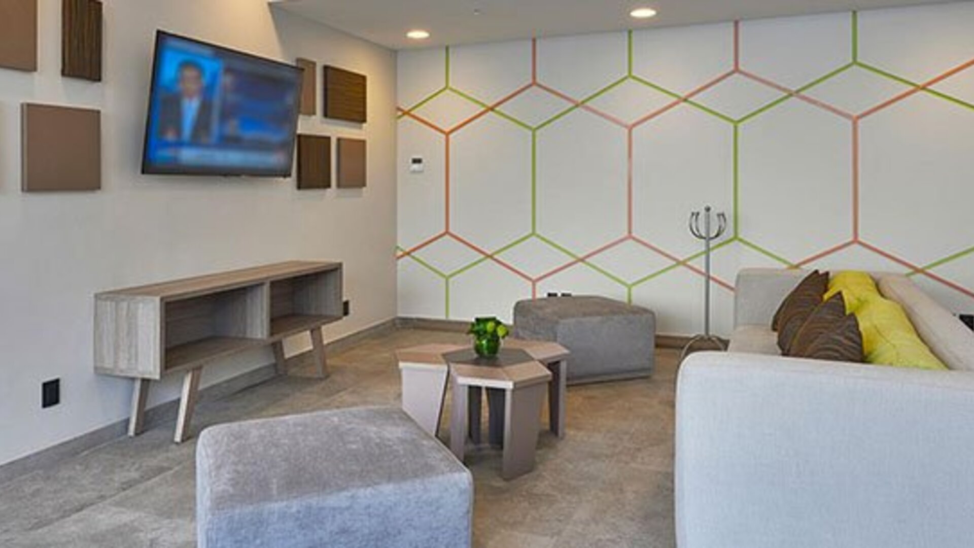 Comfortable lounge area with modern furnishings, television, and casual seating available for guests at City Express by Marriott Aeropuerto Ciudad de México.