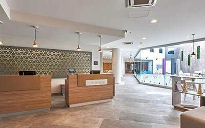 Bright and modern reception area with streamlined check-in counters and open-plan design welcoming guests to City Express by Marriott Aeropuerto Ciudad de México.