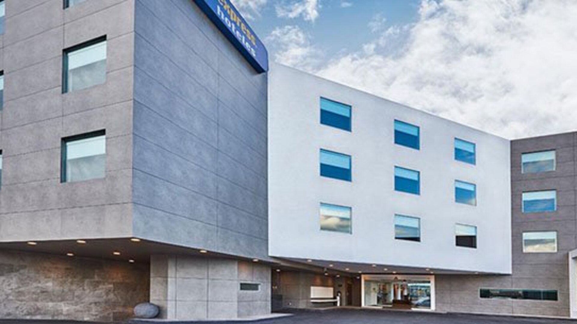 Exterior view of City Express by Marriott Aeropuerto Ciudad de México showcasing its contemporary architecture and convenient location near Mexico City's international airport.