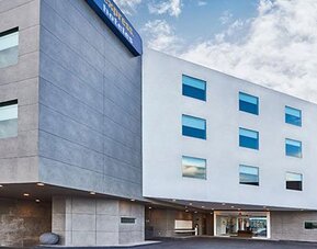 Exterior view of City Express by Marriott Aeropuerto Ciudad de México showcasing its contemporary architecture and convenient location near Mexico City's international airport.
