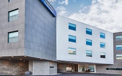 Exterior view of City Express by Marriott Aeropuerto Ciudad de México showcasing its contemporary architecture and convenient location near Mexico City's international airport.