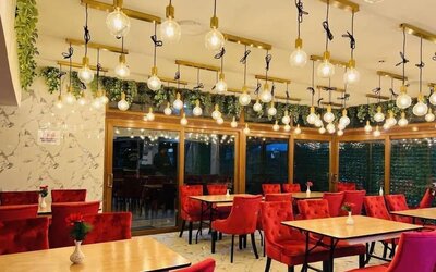 Dining area with stylish lighting, comfortable seating, and modern décor at Stay Inn Express.