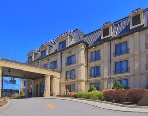 Exterior view of Hotel Brossard showcasing its elegant entrance and classic architecture.