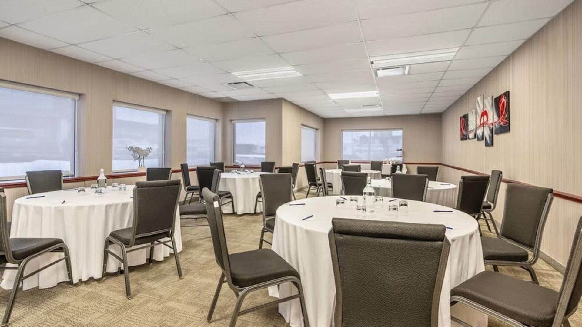 Flexible meeting and event space with round table seating for conferences and gatherings at Comfort Inn Laval.