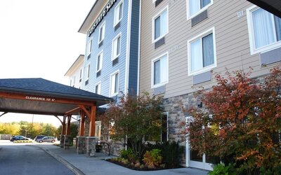 Main entrance with covered porte-cochère at Days Inn & Suites By Wyndham Lindsay.