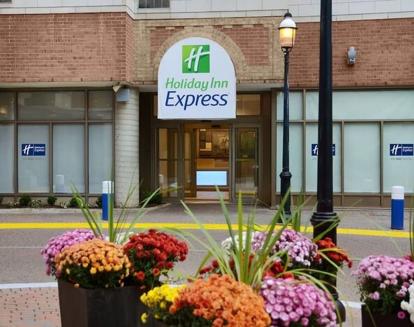 Main entrance to Holiday Inn Express Toronto Downtown with convenient downtown access.