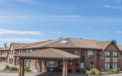 Exterior view of Comfort Inn Sydney showcasing convenient parking and covered hotel entrance.