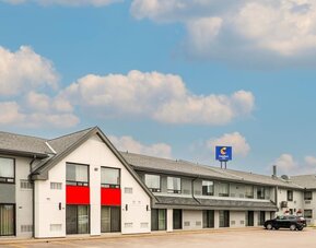 Exterior view of Comfort Inn Amherst showcasing convenient parking and easy guest access.