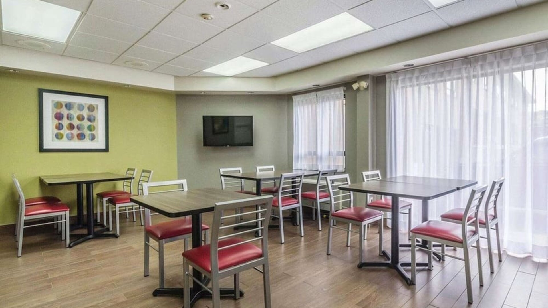 Bright breakfast and dining area with comfortable seating, natural light, and complimentary daily breakfast at Comfort Inn Thetford Mines.