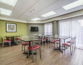 Bright breakfast and dining area with comfortable seating, natural light, and complimentary daily breakfast at Comfort Inn Thetford Mines.