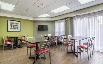 Bright breakfast and dining area with comfortable seating, natural light, and complimentary daily breakfast at Comfort Inn Thetford Mines.
