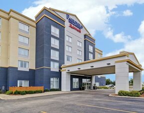 Exterior view of Fairfield Inn & Suites Guelph featuring contemporary architecture and covered guest entrance.