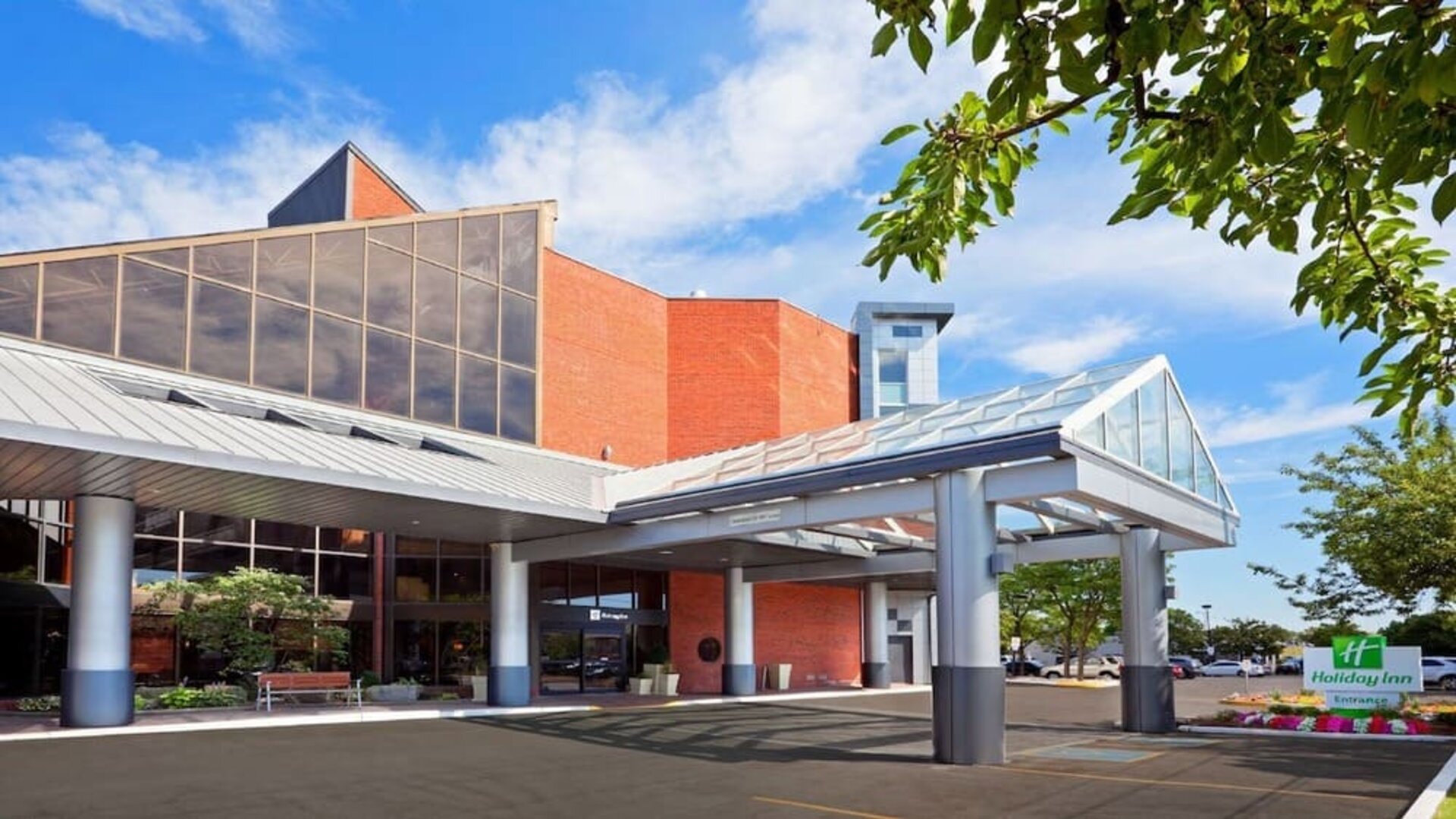 Exterior view of Holiday Inn Oakville Centre showcasing its central location and contemporary architecture.