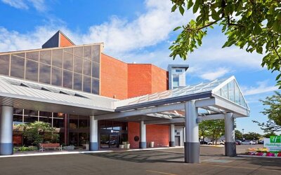 Exterior view of Holiday Inn Oakville Centre showcasing its central location and contemporary architecture.