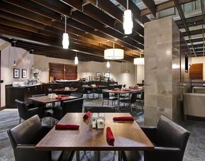 Inviting on-site restaurant offering comfortable seating and a welcoming atmosphere for breakfast, lunch, and dinner at Holiday Inn Oakville Centre.