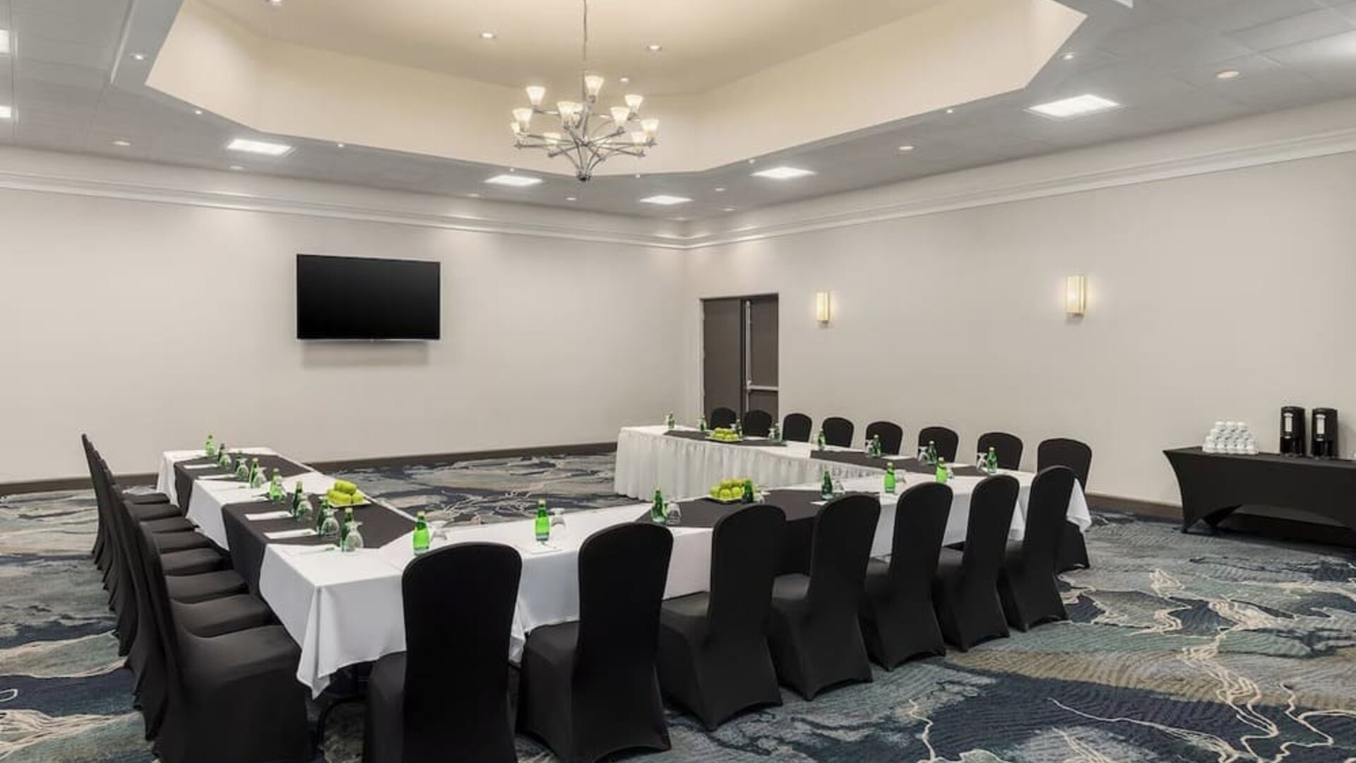 Spacious meeting room configured for conferences, training sessions, and corporate events at Holiday Inn Oakville Centre.