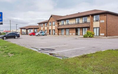 Exterior view of Comfort Inn Baie-Comeau featuring complimentary parking and convenient access for business and leisure travelers.