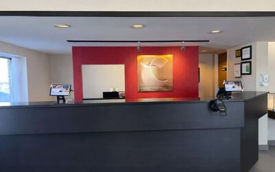 Modern reception desk providing friendly service and a smooth check-in experience at Comfort Inn Baie-Comeau.