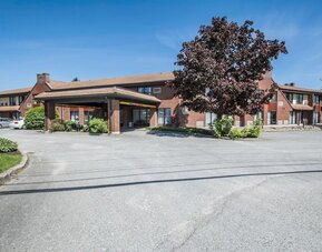 Exterior view of Comfort Inn Sherbrooke with convenient guest parking and a covered hotel entrance.