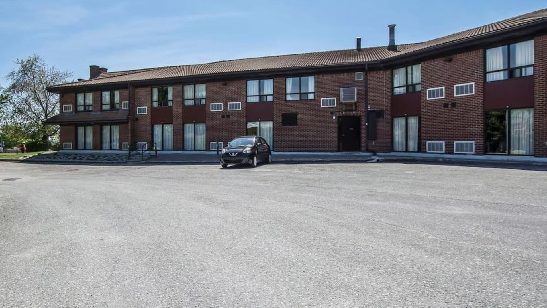Exterior view of Comfort Inn Sherbrooke with ample guest parking and easy hotel access.