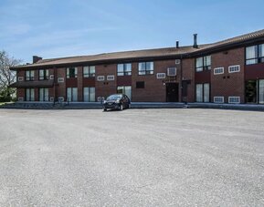Exterior view of Comfort Inn Sherbrooke with ample guest parking and easy hotel access.