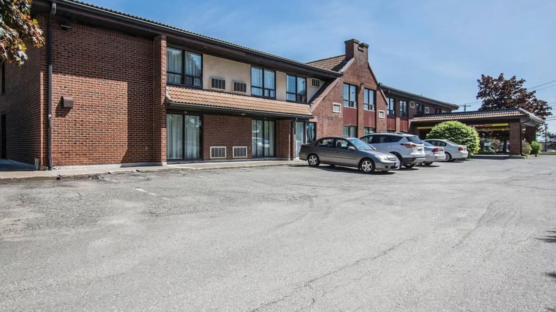 Parking area and exterior view of Comfort Inn Sherbrooke with convenient on-site guest parking.