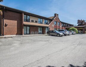 Parking area and exterior view of Comfort Inn Sherbrooke with convenient on-site guest parking.
