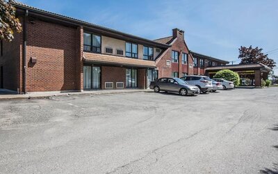 Parking area and exterior view of Comfort Inn Sherbrooke with convenient on-site guest parking.