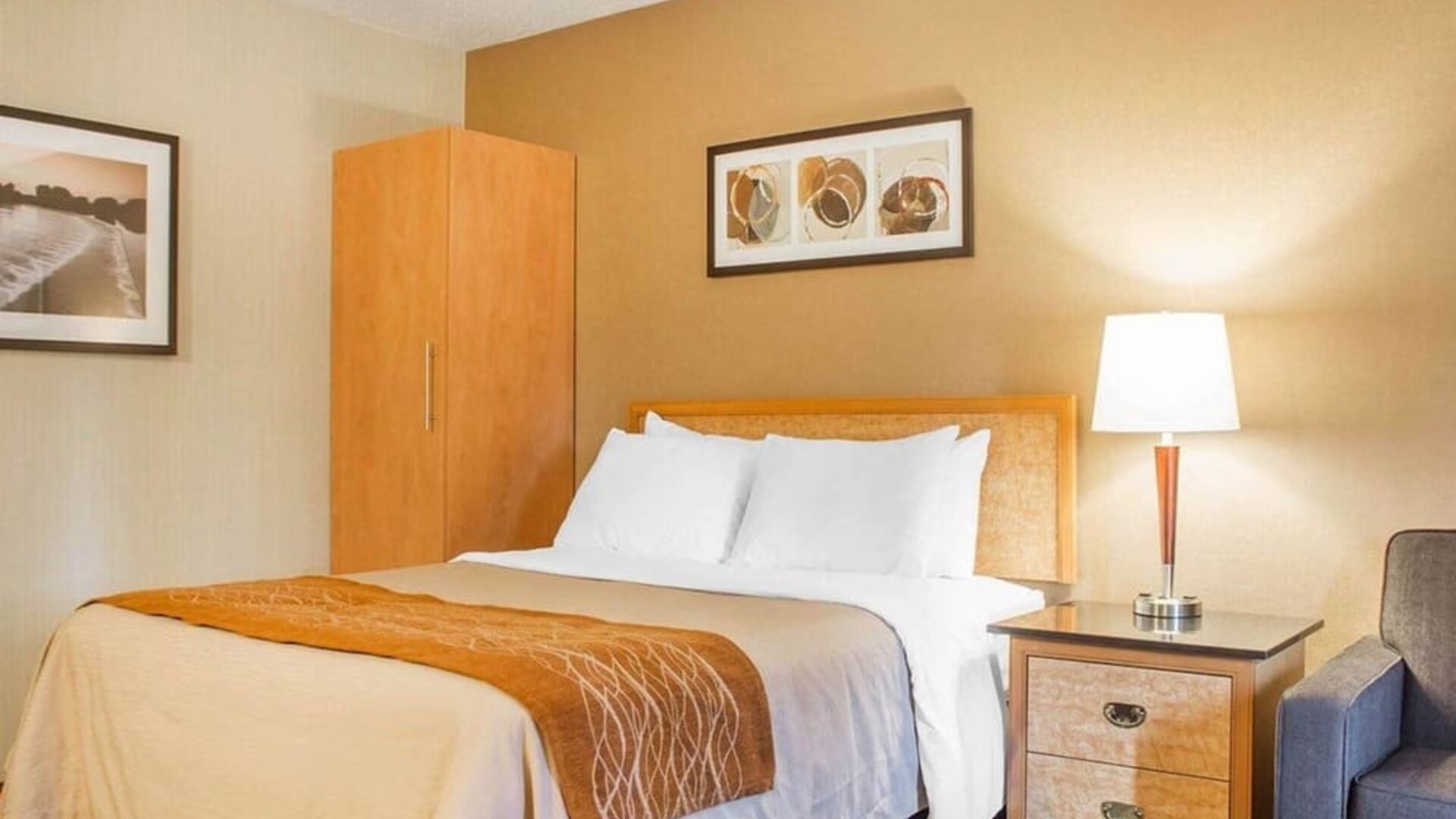 Guest room with a queen bed and bedside lighting at Comfort Inn Brantford.