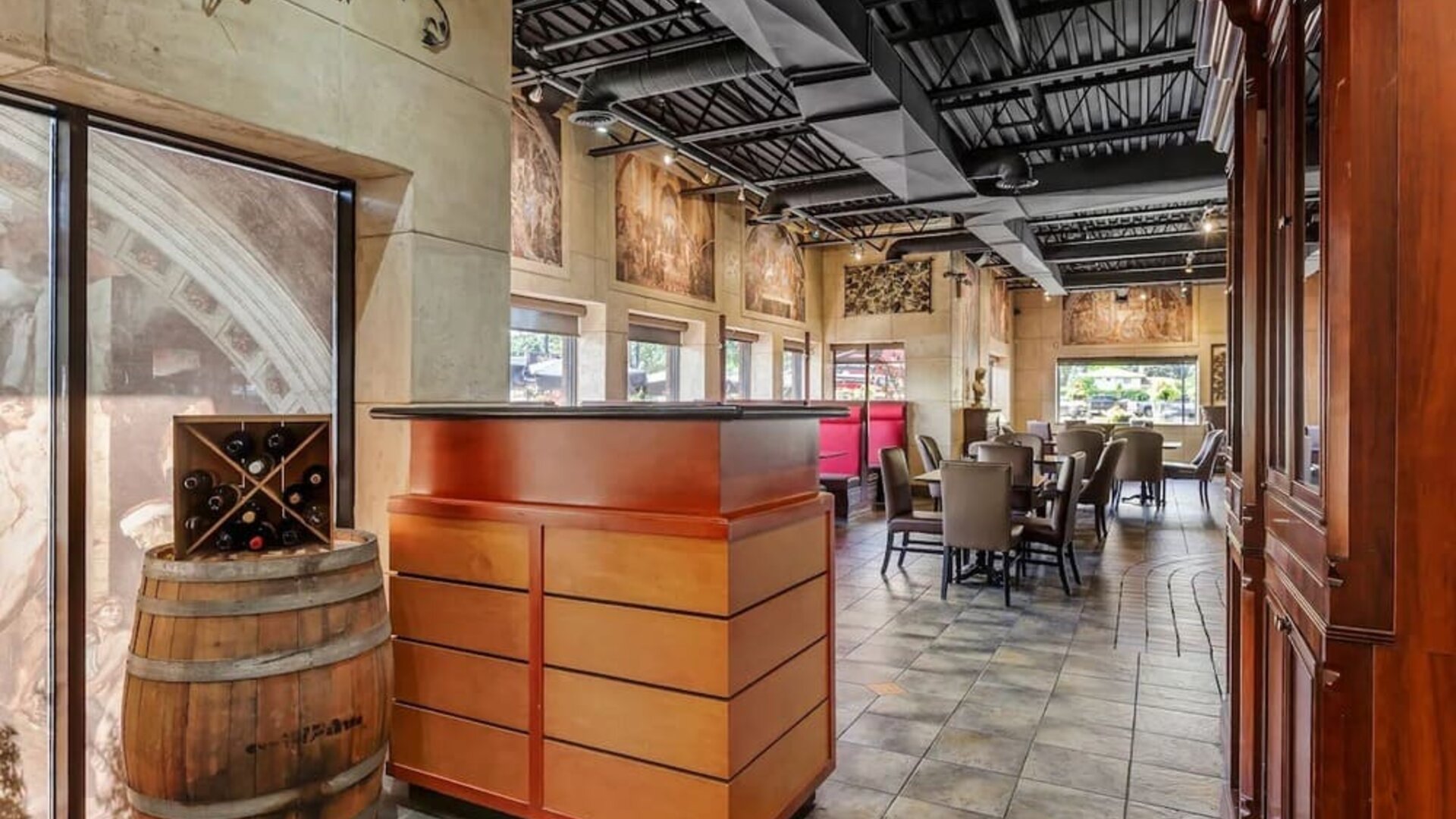 Restaurant dining area with comfortable seating at Comfort Inn Brantford.