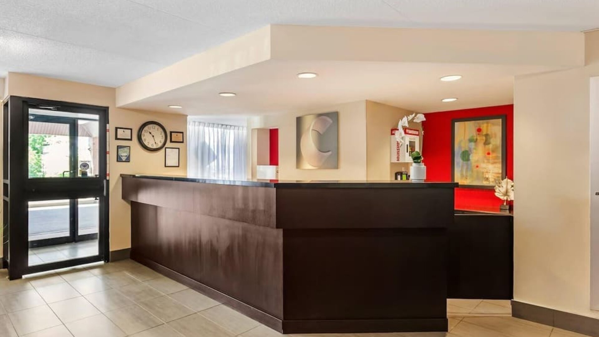 Hotel reception desk at Comfort Inn Brantford.