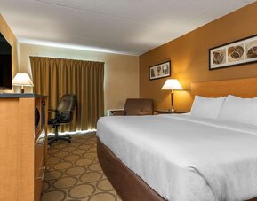 King guest room with a workspace and mini fridge at Comfort Inn Sept-Iles.