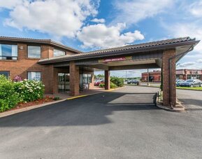 Covered hotel entrance with drive-up access at Comfort Inn New Glasgow.
