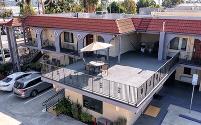 Outdoor terrace with seating area at Glenridge Inn Glendale Pasadena.