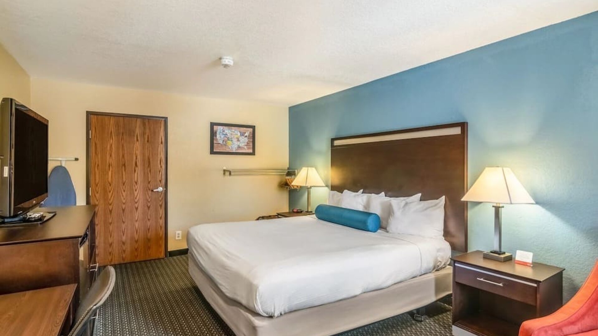 Spacious guest room with a king bed and work desk at Glenridge Inn Glendale Pasadena.