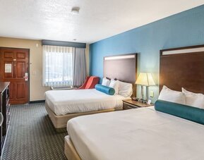 Guest room with two queen beds at Glenridge Inn Glendale Pasadena.