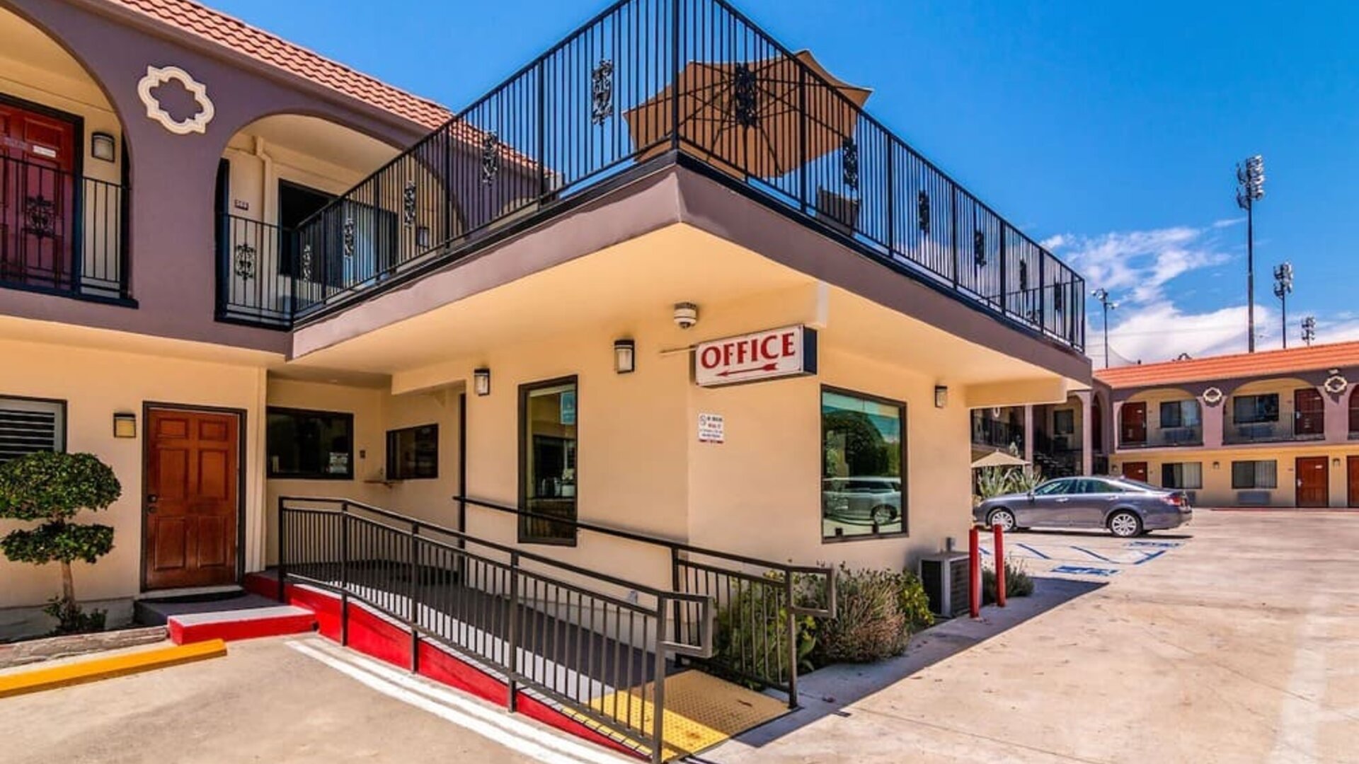 Hotel entrance with accessible office reception at Glenridge Inn Glendale Pasadena.