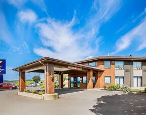 Exterior entrance of Comfort Inn Regina.