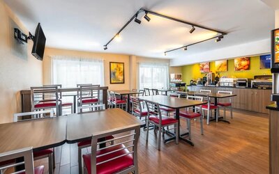 Breakfast dining area with buffet service at Comfort Inn Regina.