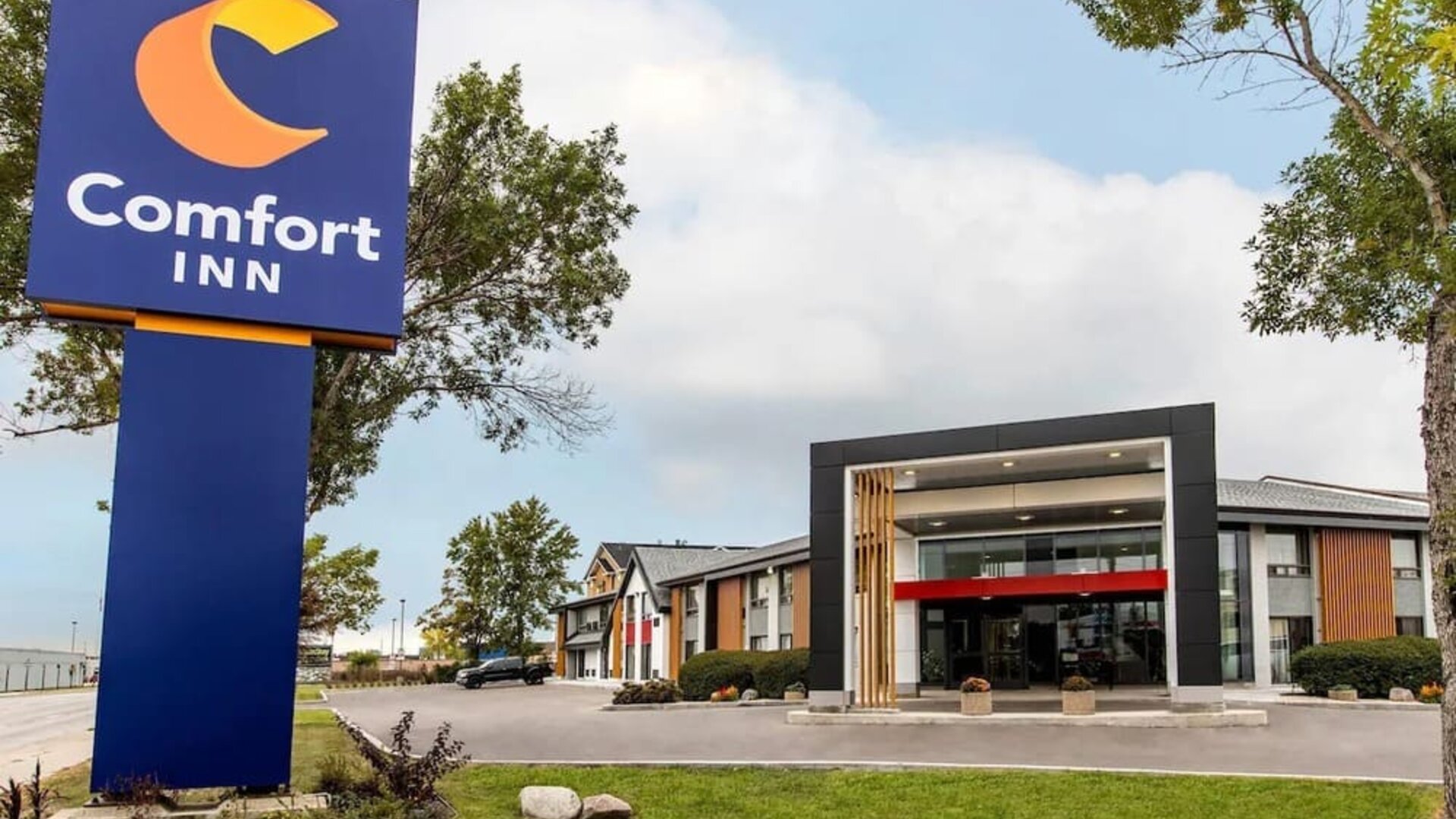 Exterior entrance of Comfort Inn Winnipeg Airport.