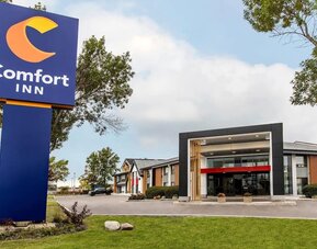 Exterior entrance of Comfort Inn Winnipeg Airport.
