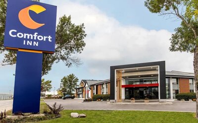 Exterior entrance of Comfort Inn Winnipeg Airport.