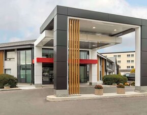 Exterior view of Comfort Inn Brossard.