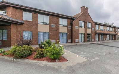 Exterior view of Comfort Inn Val D'Or and parking area.