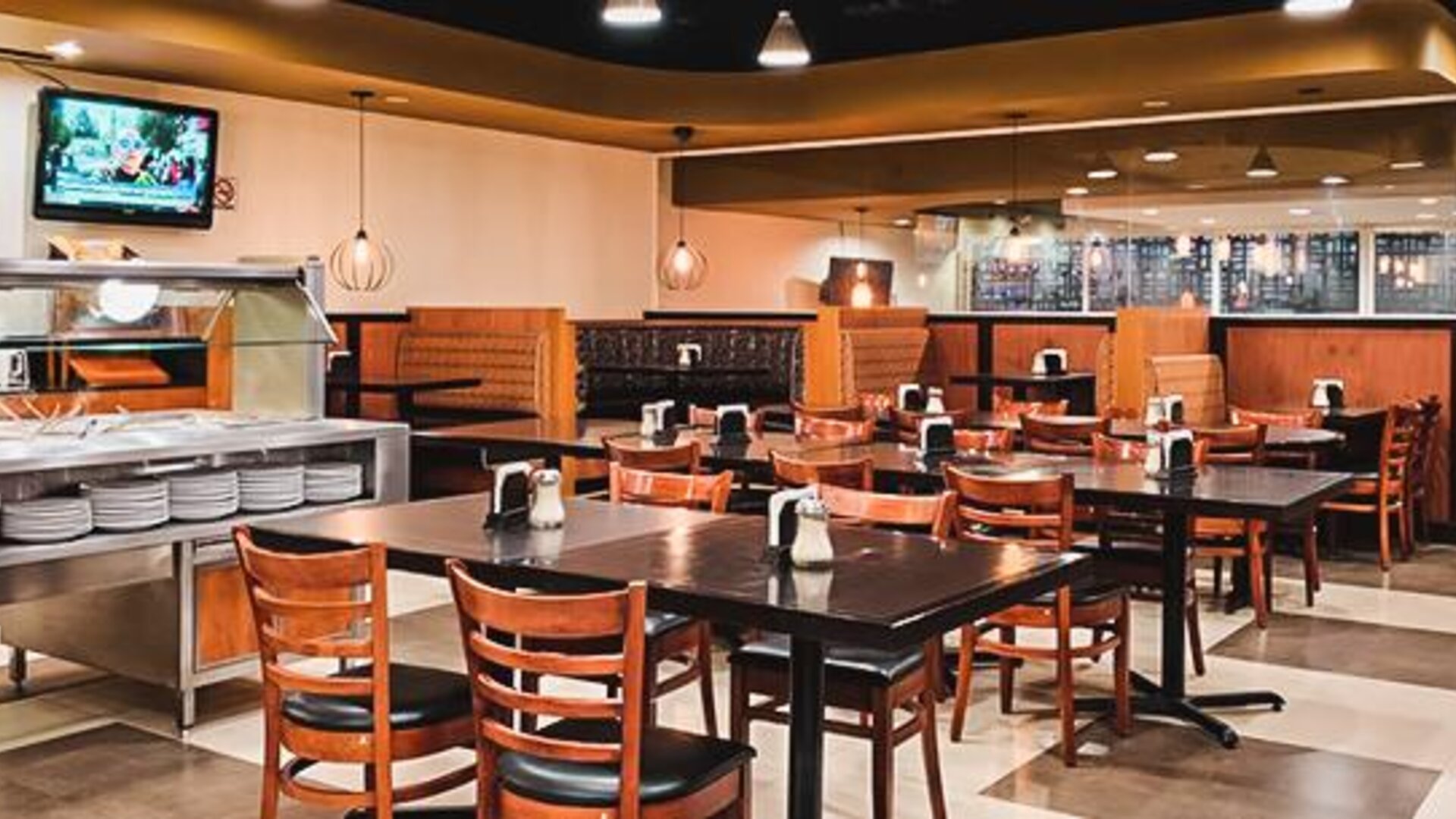 Restaurant dining room with buffet counter, neatly arranged tables and warm ambient lighting at Hotel Lepanto.