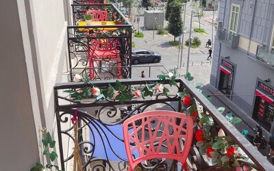 Private balcony with colorful seating and city views at Dolce Vita Rooms & Breakfast.