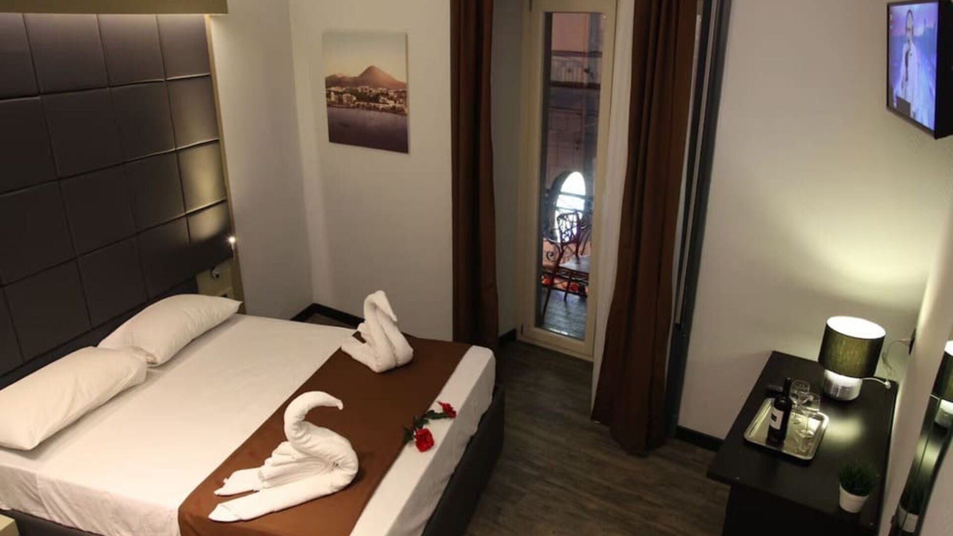 Comfortable double room with balcony access and modern furnishings at Dolce Vita Rooms & Breakfast.